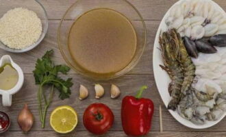Как приготовить классическую паэлью с морепродуктами в домашних условиях? Подготавливаем все необходимые для приготовления паэльи продукты.