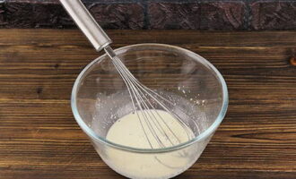 Как испечь пирожки с луком и яйцом в духовке? Дрожжи размешиваем с сахаром и теплым молоком.