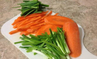 Морковь нарезать тоненькой соломкой, зеленый лук – по аналогии с корнеплодом. 