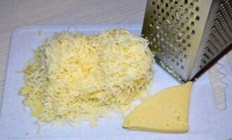 Для начинки можно сразу натереть сыр на крупной терке. Выбирайте твердые или полутвердые сорта.