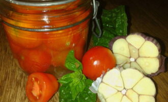 Домашняя заготовка из жареных помидоров без стерилизации готова. Храните в холодильнике.