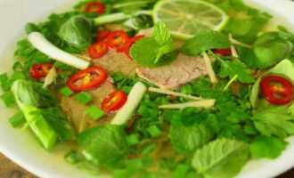 Необычный ароматный суп родом из Азии готов. Приятного аппетита!