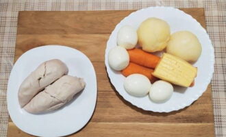 Куриную грудку, картофель, морковь и яйца отварите в подсоленной воде.