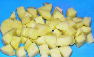 Несколько картофелин очищаем и нарезаем небольшими кусочками.