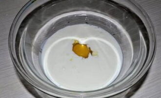 Дальше приготовим тесто. В глубокую миску вливаем кефир и разбиваем в него куриное яйцо.