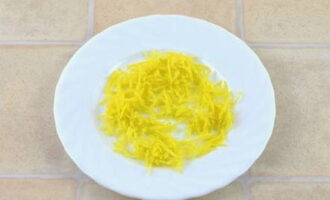 Как испечь вкусный лимонный пирог в духовке в домашних условиях? Промываем лимоны и снимаем с них цедру с помощью терки.