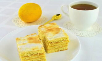 Вкусный лимонный пирог из песочного теста готов. Делите его на порции и подавайте к столу.
