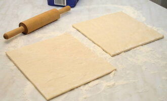 Как приготовить хачапури с сыром в духовке в домашних условиях? Слоеное тесто полностью разморозьте при комнатной температуре. Просыпьте рабочую поверхность мукой и раскатайте на ней тесто.