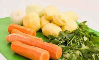 Займемся овощами. Морковку, картошку и лук очищаем от шкурки и обмываем водой.