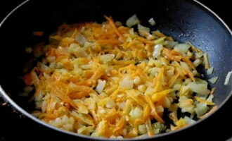 Перед обжаркой сковороду с маслом следует прогреть. Пару минут спустя начинаем обжаривать в емкости лук, через 3-4 минуты добавляем к луку морковь. Готовим овощи на сковороде до мягкости.