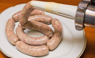 Пошаговые рецепты из купат. 1 4 20. Пошаговые рецепты из купат фото. Пошаговые рецепты из купат-1 4 20. картинка Пошаговые рецепты из купат. картинка 1 4 20. Хотите удивить близких или гостей ярким и вкусным кулинарным решением? Приготовьте купаты. Это особый вид прессованных сырых колбасок в грузинской кухне. Продукт подойдет для питательного обеда или ужина, а также праздничного стола. Пользуйтесь проверенной подборкой из 6 рецептов с пошаговым описанием.