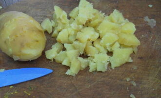 Отвариваем и остужаем картошку. Также делим ее на небольшие кубики.