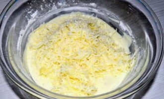 Погружаем в жидковатое тесто тертый сыр.