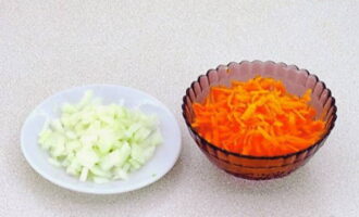 Морковку натираем на крупной либо средней терке, а луковицу измельчаем ножом.