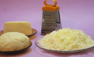 Сыр натираем на крупной либо средней терке.