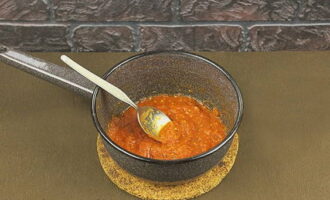 Томим соус на медленном огне около 8-10 минут (пока лишняя жидкость не выпарится) и перед снятием с плиты солим и перчим по своему вкусу.