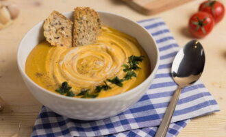 Готовый суп-пюре в горячем виде разливаем по тарелкам, по желанию добавляем брускетты и свежую зелень.