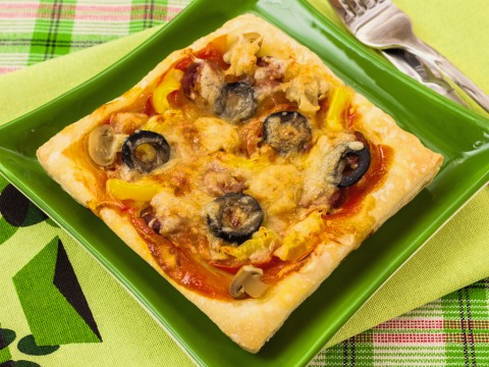 Пицца из слоеного бездрожжевого теста - пошаговый рецепт с фото