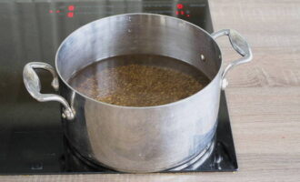 Как сварить суп из зеленой чечевицы? Бобовые перебрать, промыть и залить холодной чистой водой. Закипятить и готовить около 20 минут.