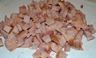 Куриное мясо снять с кости и нарезать аналогично огурцам. 