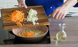 В сковороде с маслом подрумянить сначала лук, а затем морковь с сельдереем. Готовить зажарку из овощей около 5 минут. 