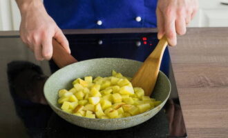 На другой сковороде или в сотейнике немного обжарить картофель, затем переложить его к чечевице. Спустя 3 минуты добавить в суп зажарку. 