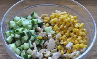 Сложить все составляющие салата в миску к кукурузе, майонез смешать с чесноком и заправить салат. Сверху можно украсить рубленой зеленью. 