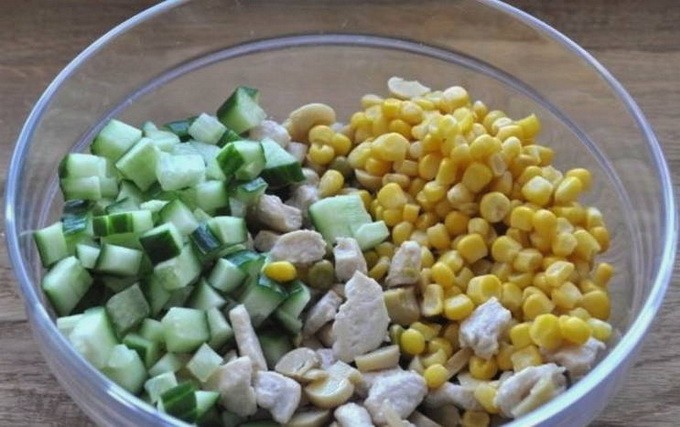 Салат с копченой курицей и крабовыми палочками - очень быстрый рецепт с пошаговыми фото
