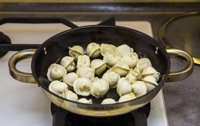 Жареные пельмени – 10 пошаговых рецептов на сковороде