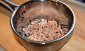 Как приготовить жареные купаты на сковороде? Мелко шинкуем куриное филе при помощи ножа.