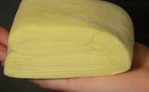 Замороженное тесто положить в теплом помещении на полчаса, чтобы оттаяло.