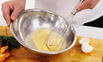 Яйца взбить, добавив немного соли, половинку желтка отложить для смазывания поверхности пирога. Добавить яйца к капусте и еще раз перемешать. 