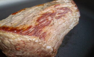 После этого мясо посолите и верните в духовку на 15-20 минут. Затем можно проверить мясо на готовность с помощью зубочистки. По классическому рецепту ростбиф должен быть с кровью. Общее время запекания ростбифа примерно 40 минут.