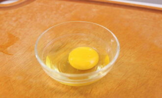 Для приготовления яйца-пашот нужно аккуратно разбить его в отдельную небольшую емкость. 