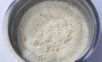 В миске смешиваются 50 мл теплого молока со столовой ложкой сахара и дрожжами. Нужно дать постоять смеси в теплом помещении около 20 минут, чтобы она вспенилась. 