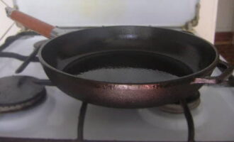 В чугунной сковороде разогреть любое растительное масло, хотя предпочтительно использовать оливковое. 