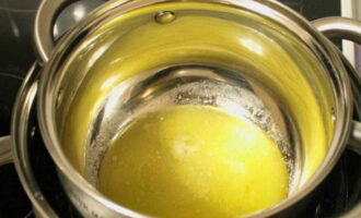 Для приготовления соуса голландез масло порубить и размягчить, слегка нагрев. 