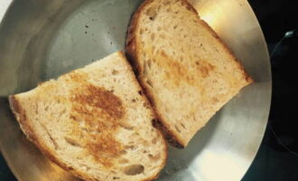 Ломтики хлеба подрумянить в тостере или на сухой сковороде. 