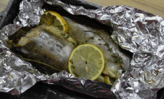Запекайте рыбу в духовке при 200 градусах 20 минут.