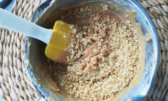 В готовую горячую смесь выложите измельченные орехи, хорошо перемешайте. далее добавьте размягченное сливочное масло и полностью вмешайте его в щербетную массу. 