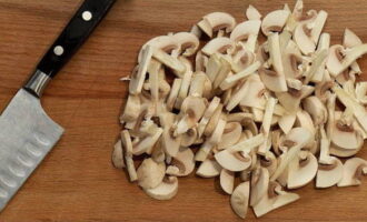 Шампиньоны или другие грибы измельчаем соразмерно мясу и обжариваем, но отдельно. 