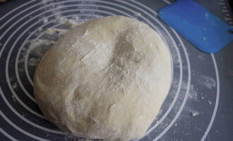 После звукового сигнала хлебопечки или после подъема в миске, если вы замешивали тесто самостоятельно, обомните его руками на рабочей поверхности.