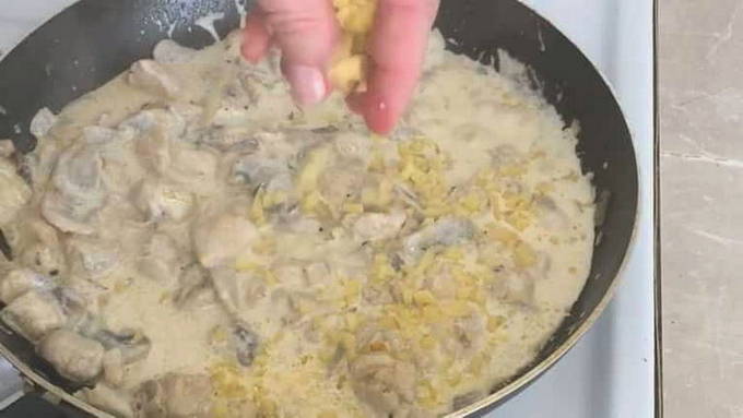 Жульен с курицей и грибами на сковороде — 6 пошаговых рецептов