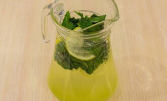 Залейте ингредиенты охлажденной газированной водой и при желании добавьте лед. Лимонад готов.