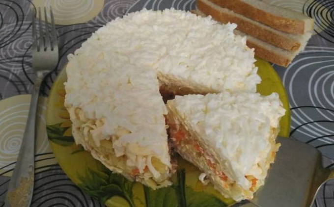 Салат Мимоза с рыбными консервами и сыром