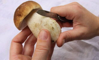 Для начала хорошо промываем под проточной водой белые грибы, затем чистим их и нарезаем небольшими кусочками, если они достаточно крупные. 