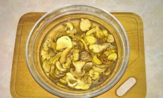 Как сварить суп из белых грибов в домашних условиях? Для начала перебираем грибы и удаляем весь мусор. Далее помещаем их в подходящую ёмкость, заливаем тёплой водой и отставляем в сторону, чтобы они набухли.