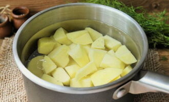 Как приготовить вкусные картофельные зразы? Очищаем и промываем картофель. Режем его крупными кусками и отвариваем до готовности. Солим по вкусу.