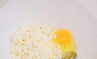 Как приготовить ПП сырники из творога? В глубокой ёмкости соединяем творог, манку и яйцо. С помощью вилки все составляющие тщательно перетираем и оставляем на 10-15 минут для того, чтобы крупа успела набухнуть. 