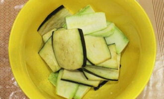 Перекладываем овощи в глубокую миску, посыпаем их солью, размешиваем и настаиваем 10 минут.